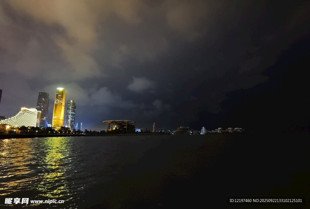 夜幕下的城市江畔风光