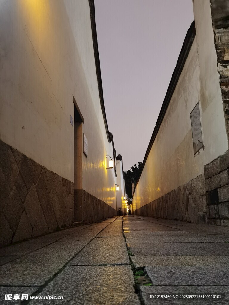 黄昏下的静谧小巷