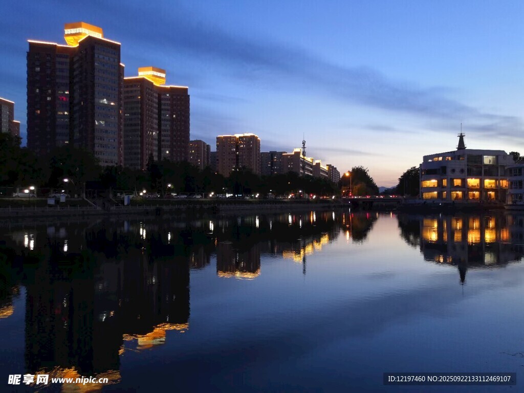 城市湖畔夜景倒影之美
