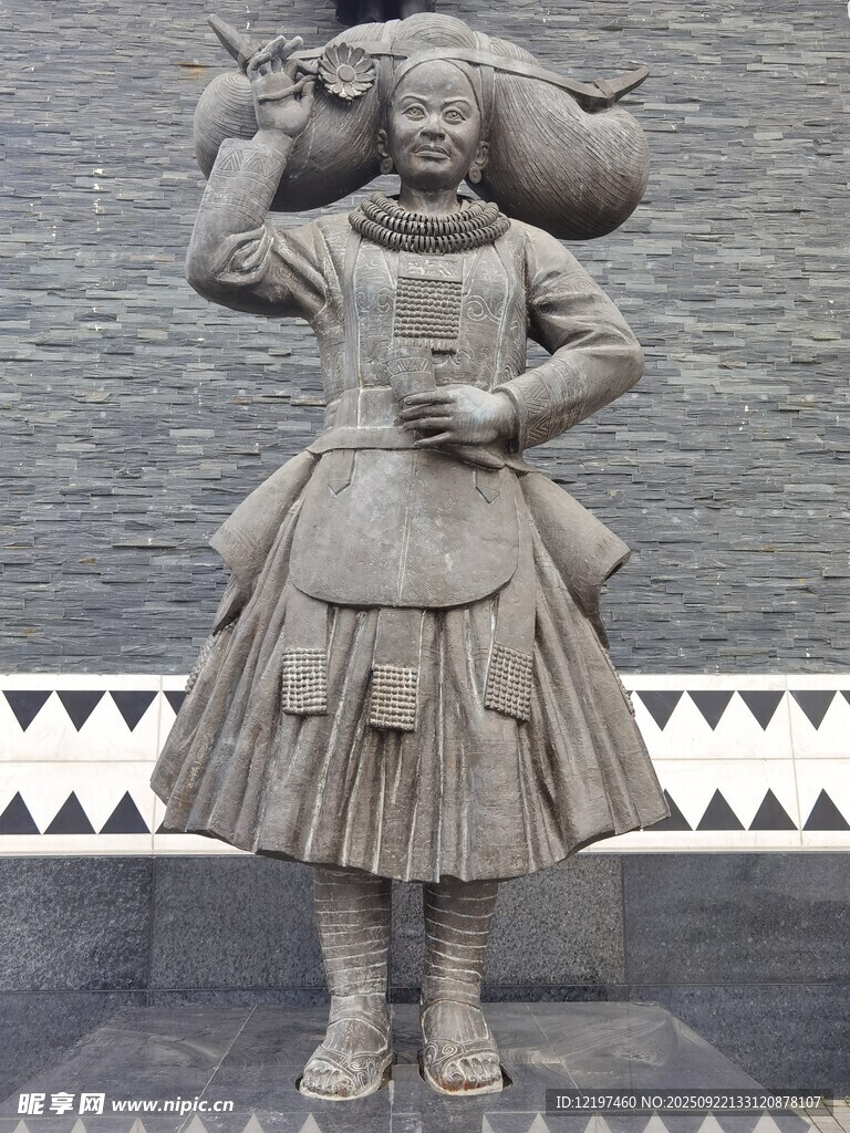 提篮少女雕塑
