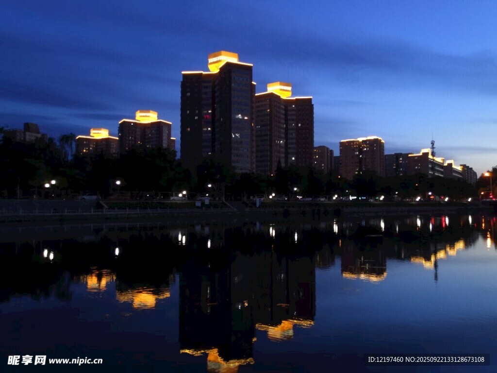 城市夜景湖面倒影