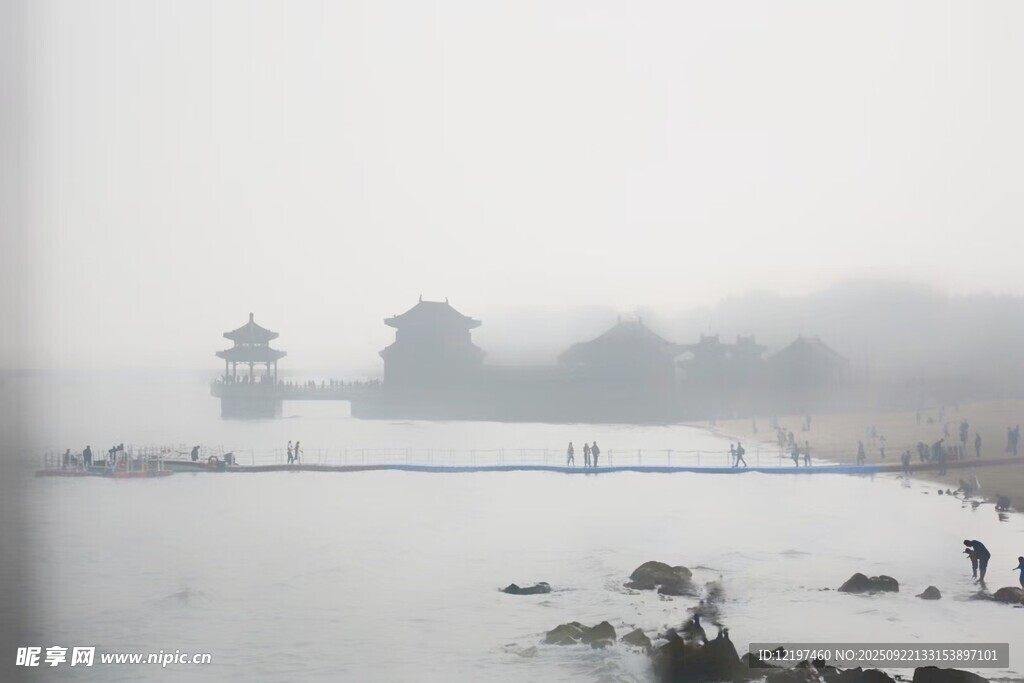 雾中湖畔景致
