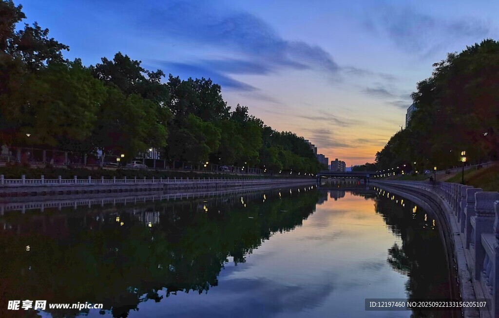 湖畔黄昏美景
