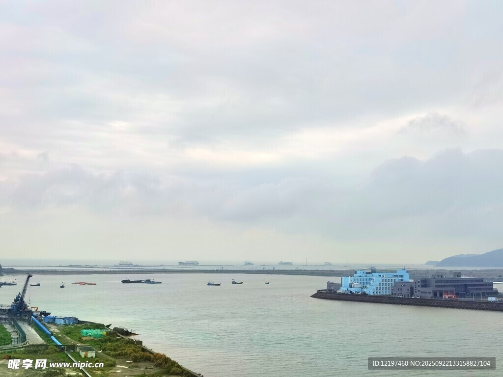 江边开阔水域风景