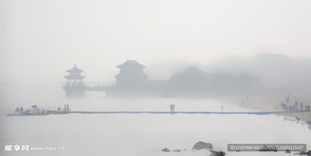 雾中湖畔古建筑景观