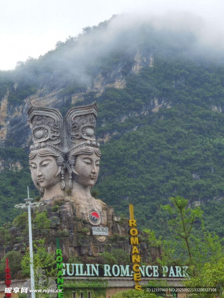 三尊巨型头像雕塑景观