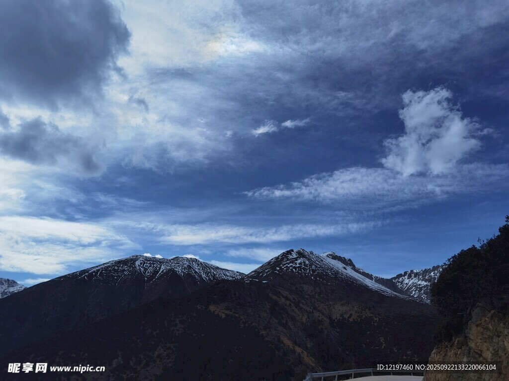 壮丽山景与蓝天白云