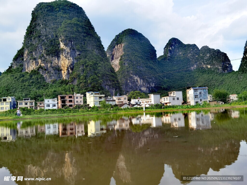 漓江山水美景倒映水面