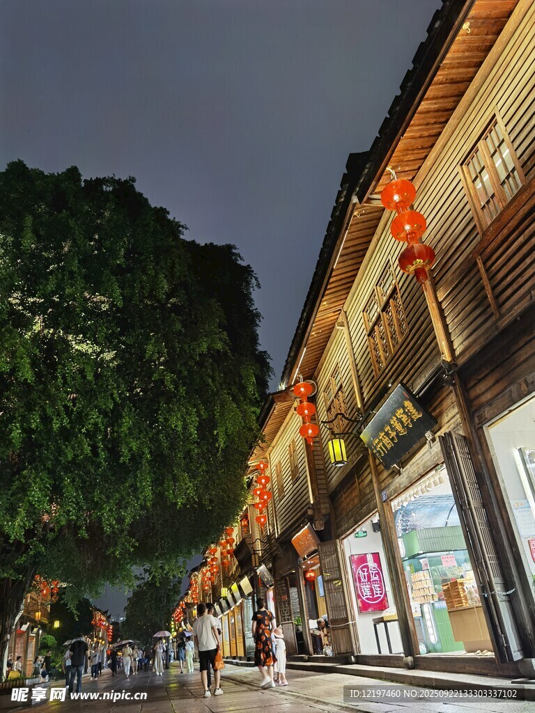 古街夜景行人漫步赏景