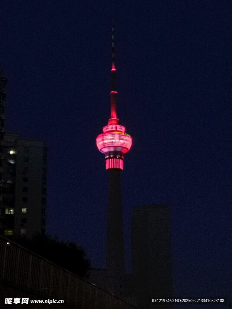 夜幕下璀璨的红色高塔