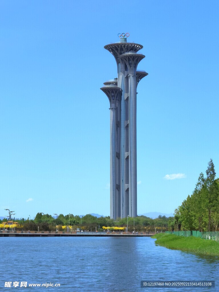 湖边高塔景观