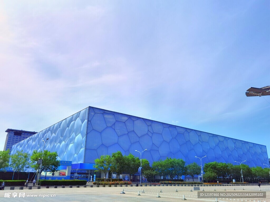 蓝色现代建筑外观景观