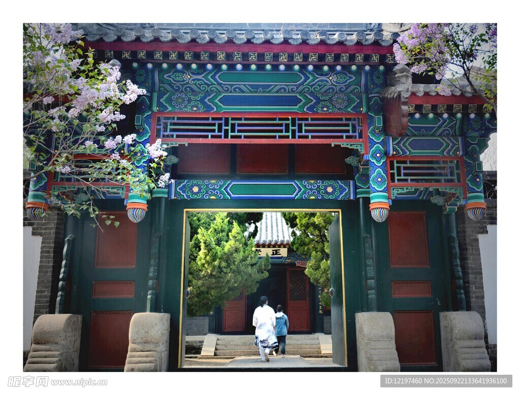 中式古建门洞静谧景致