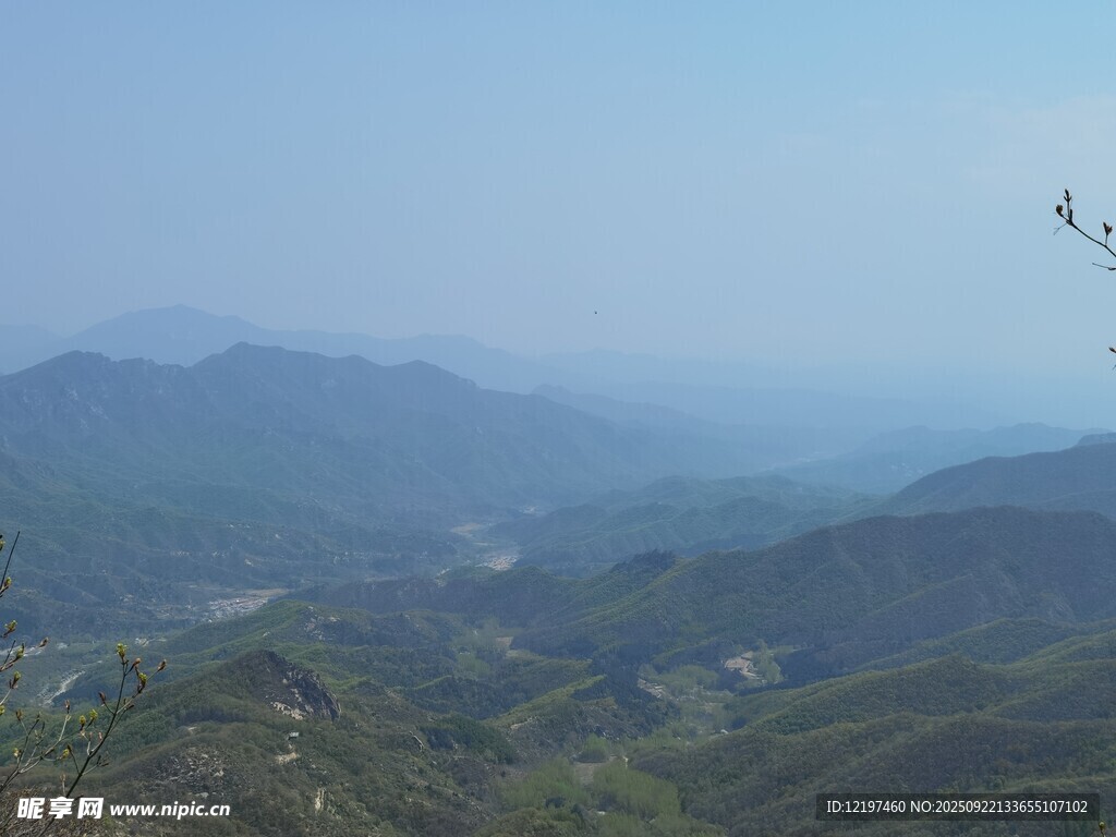 山峦叠翠的壮阔自然景观