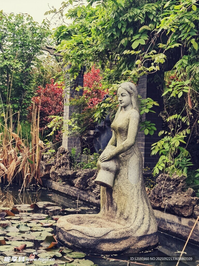花园中的古典女性雕像