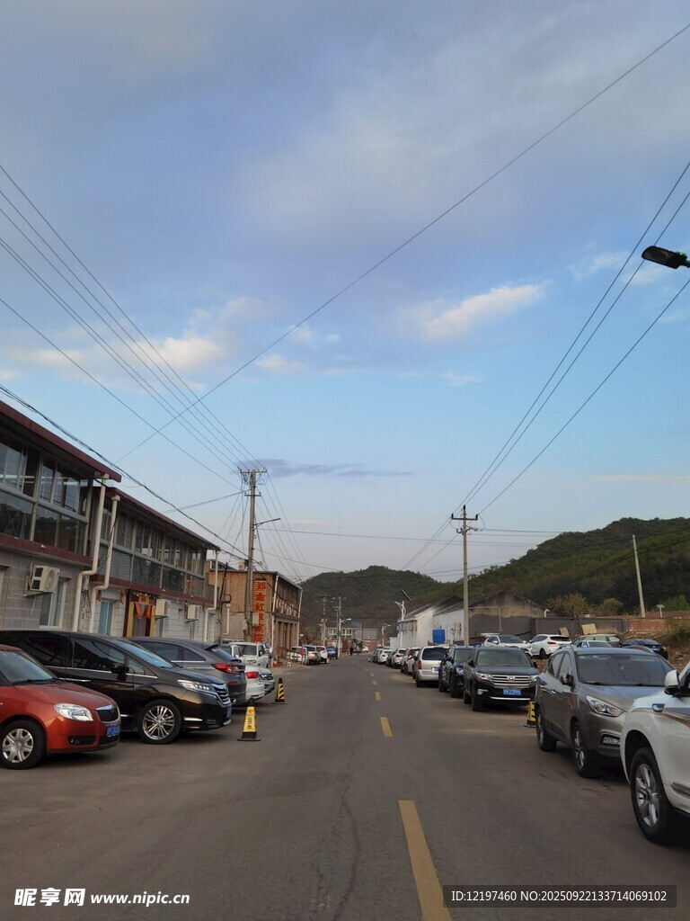 街道旁停放整齐的汽车