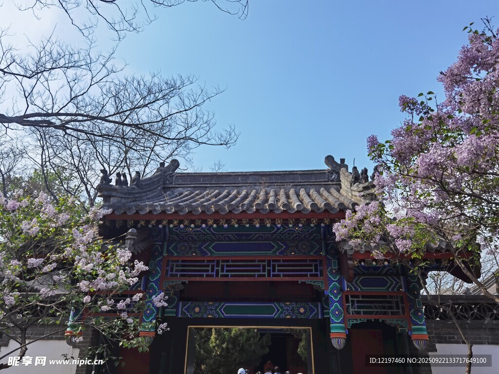 古雅门楼映于繁花绿树间