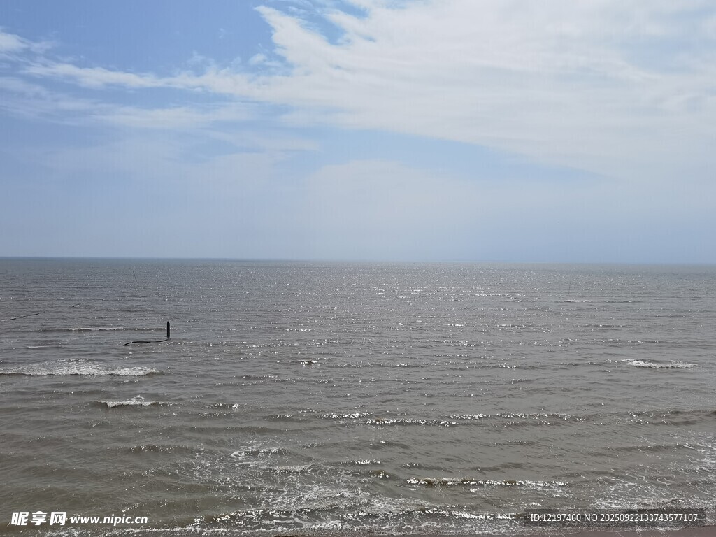 广阔海面与蓝天白云景观