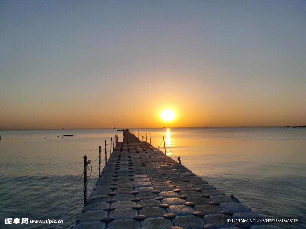 夕阳下的海边栈桥