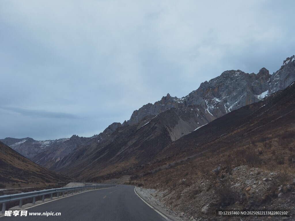 蜿蜒公路穿行于山间