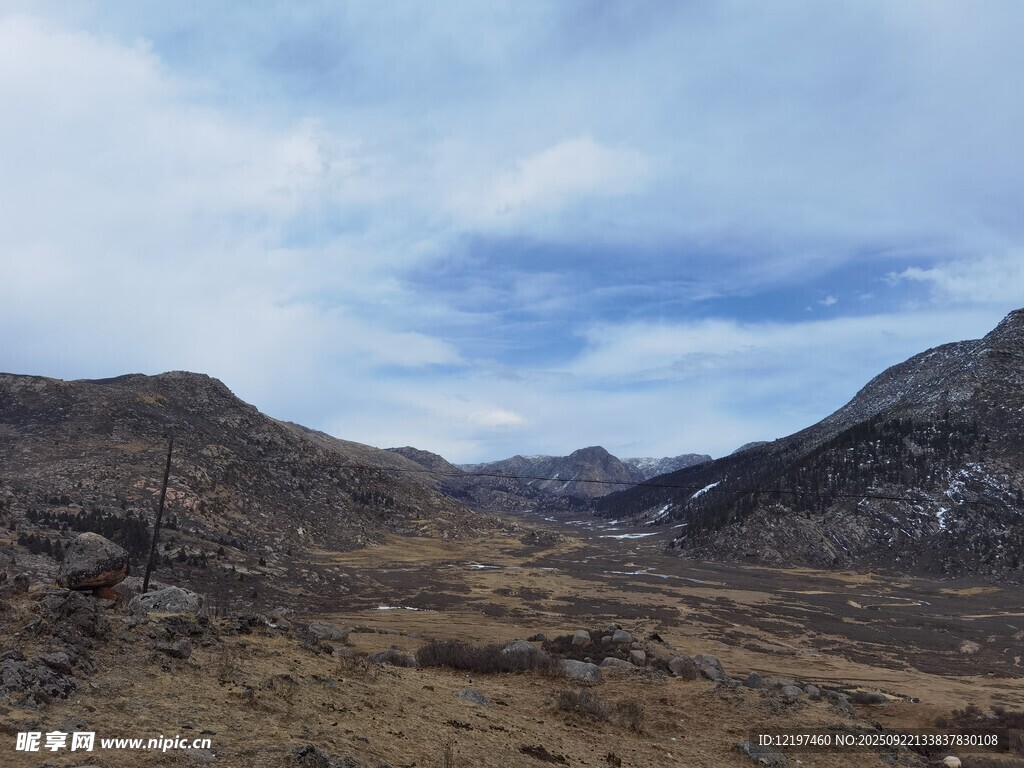 山间旷野的壮丽自然景观