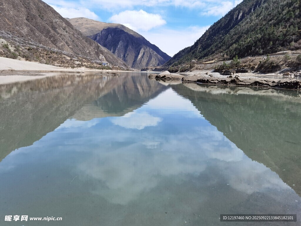 宁静山水间的澄澈湖面
