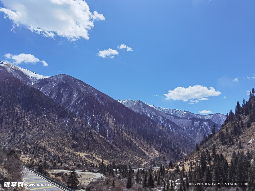 壮丽山谷雪山蓝天美景