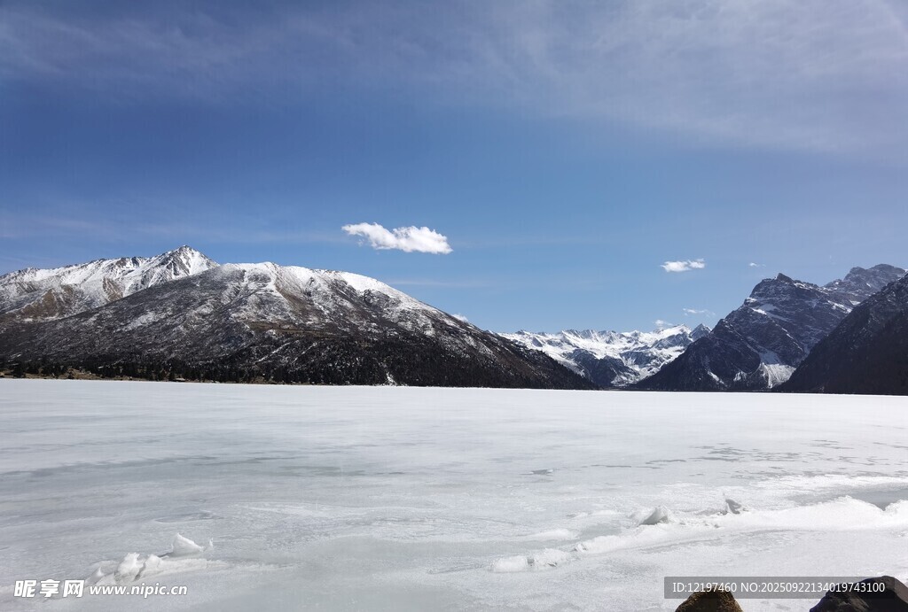 冰封湖面与远处雪山美景