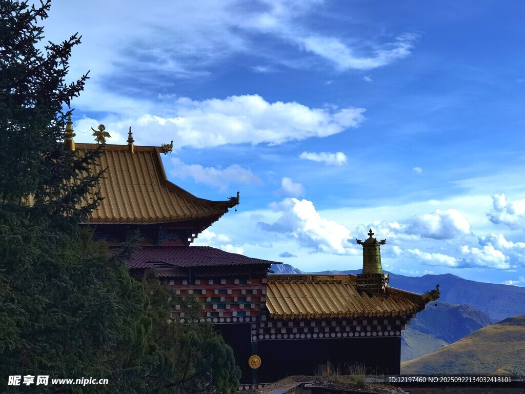 藏式古建筑蓝天白云相伴
