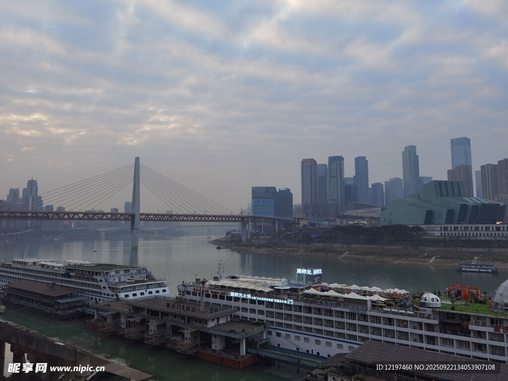 江边城市风光