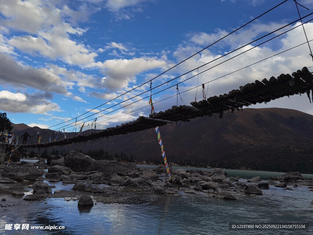 山间吊桥横跨清澈水面