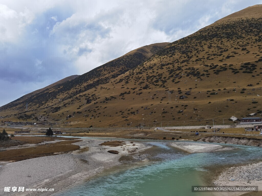 山间碧色溪流风景