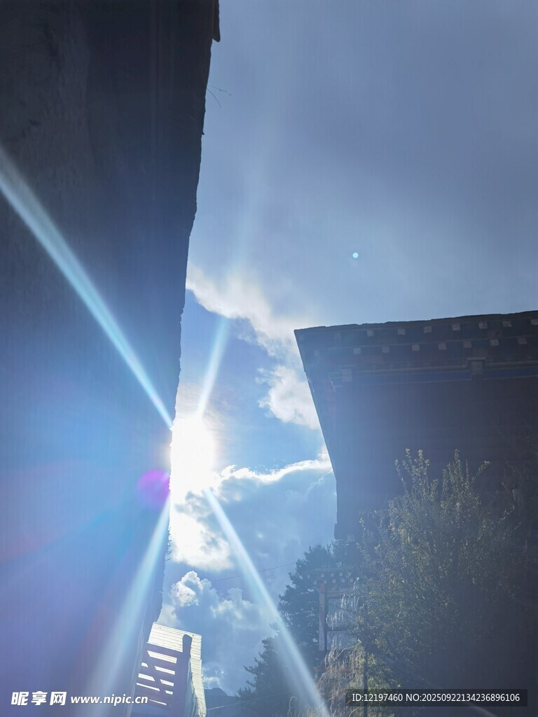 阳光穿透建筑缝隙景象