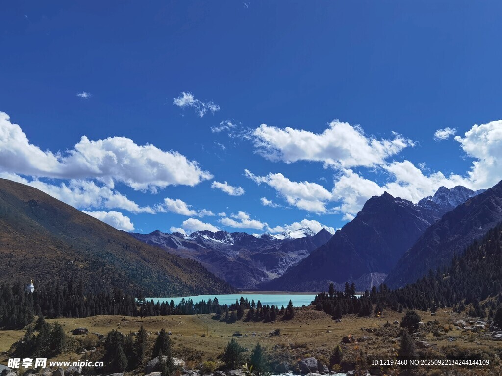 美丽高山湖泊自然风光