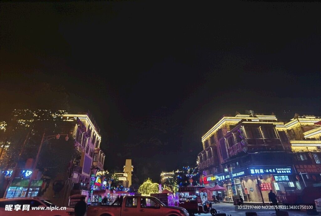 热闹的夜间商业街景象