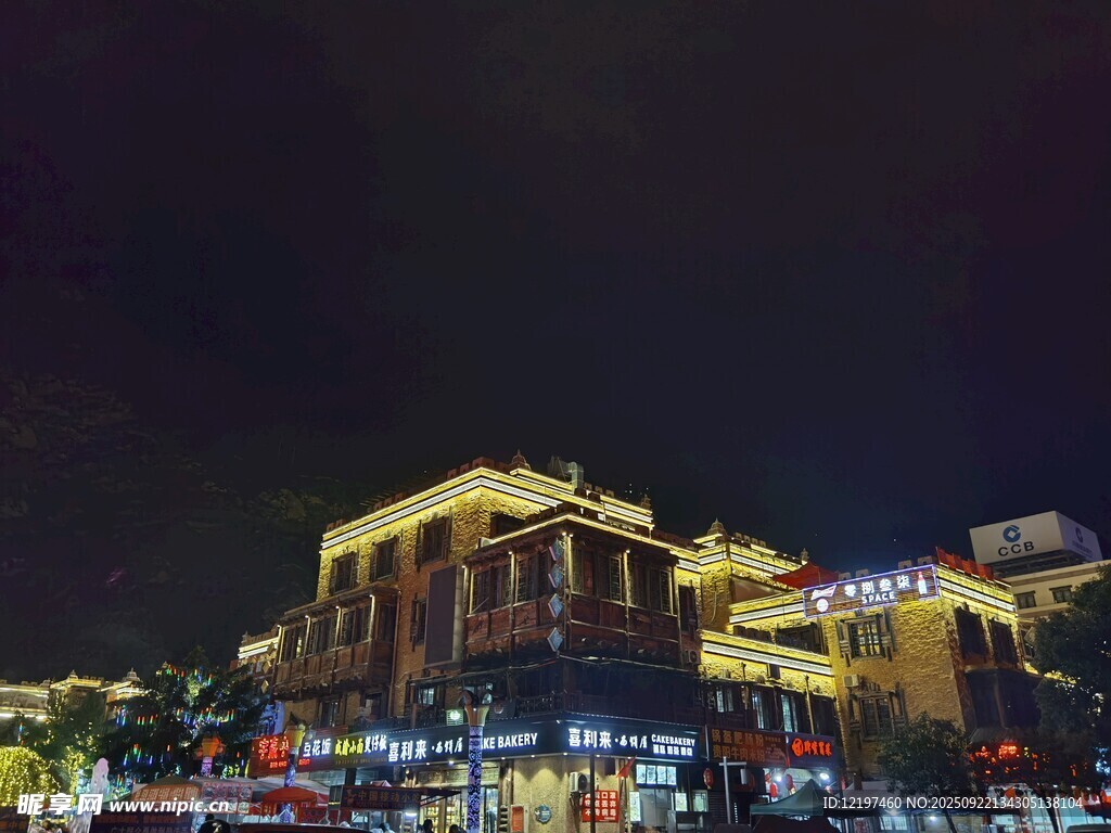 古镇夜景灯火璀璨