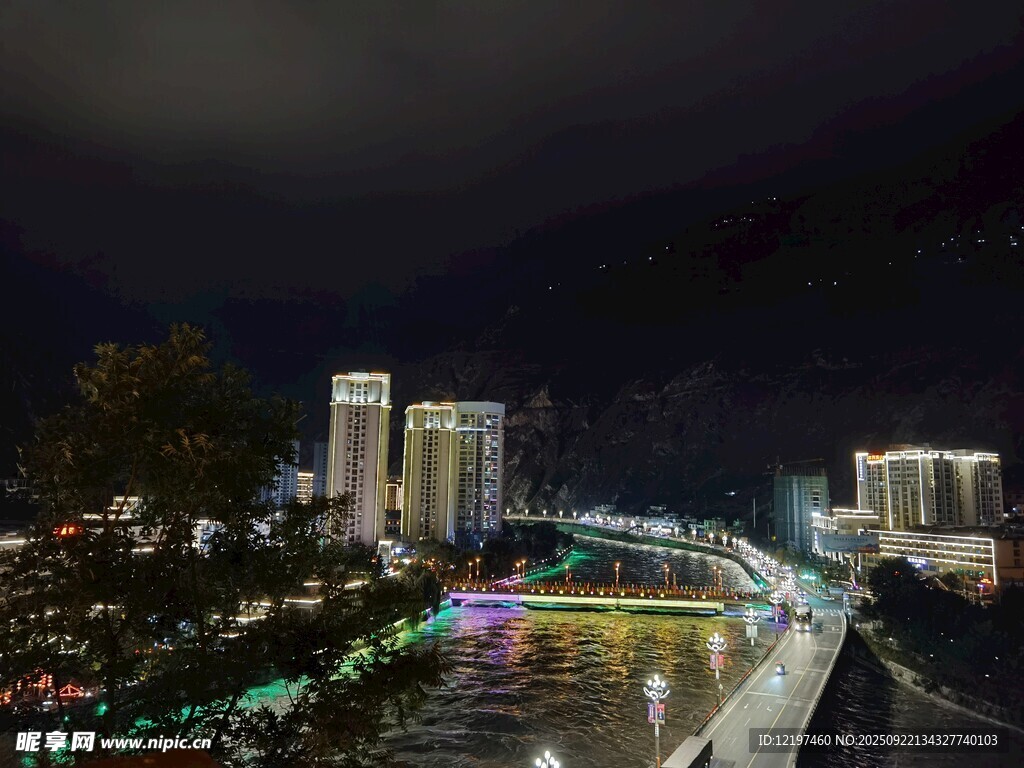 山城夜景璀璨灯光秀