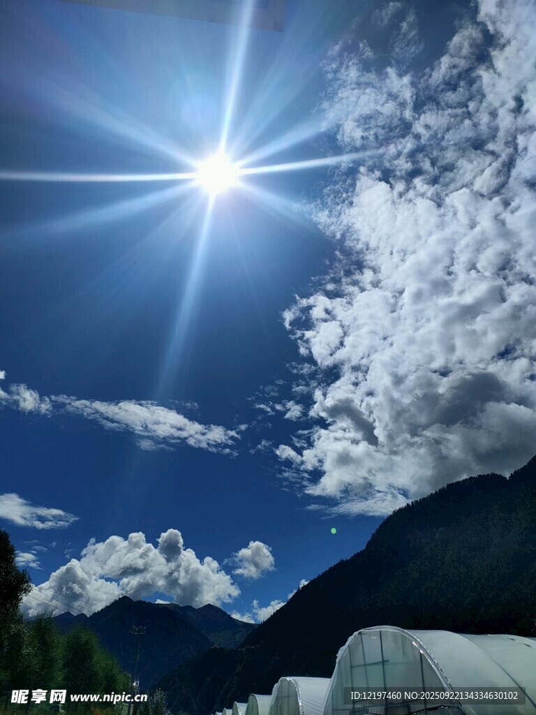 蓝天阳光与远山美景