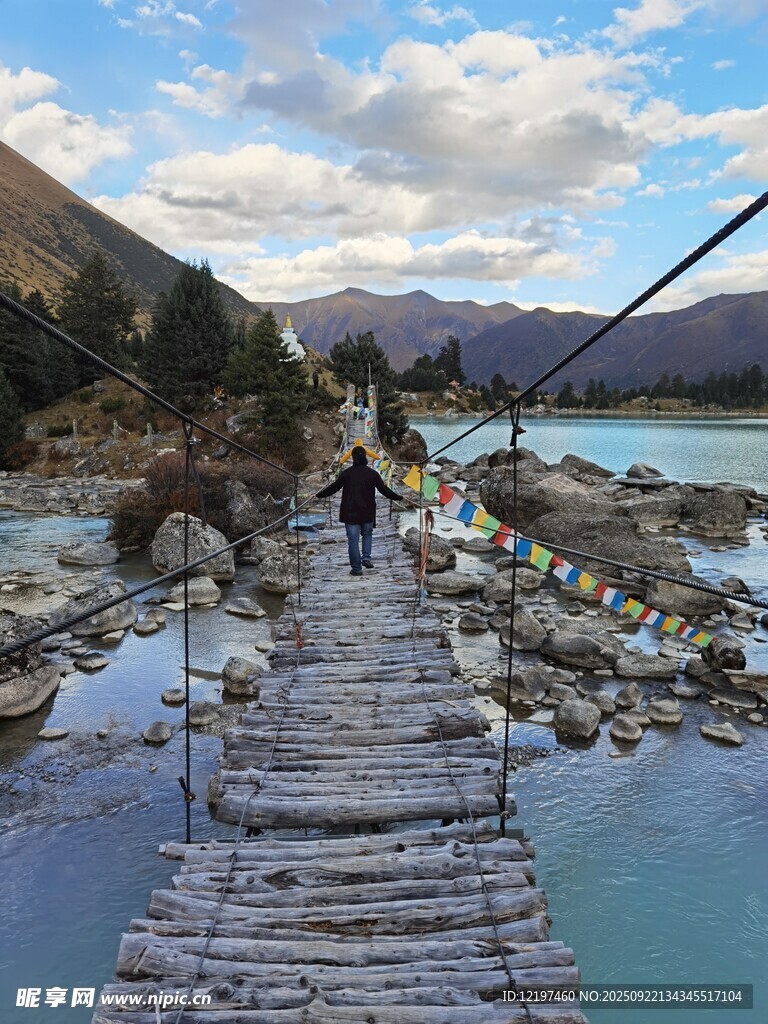 木桥横跨山水间的美景