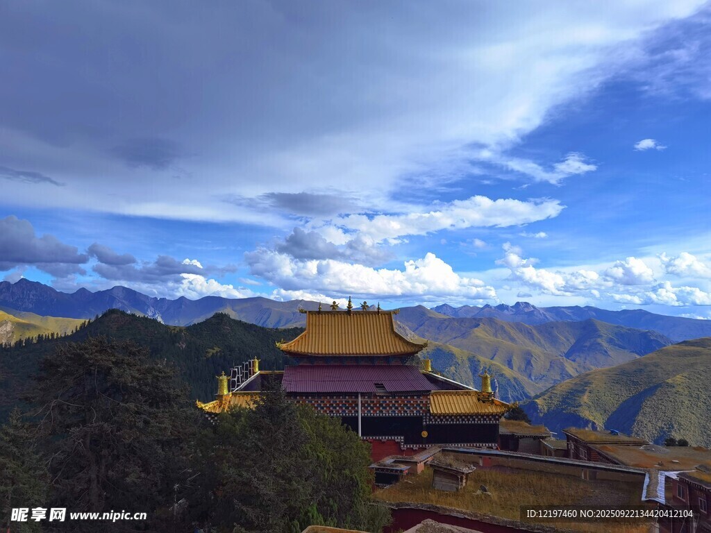 山间金顶寺庙美景
