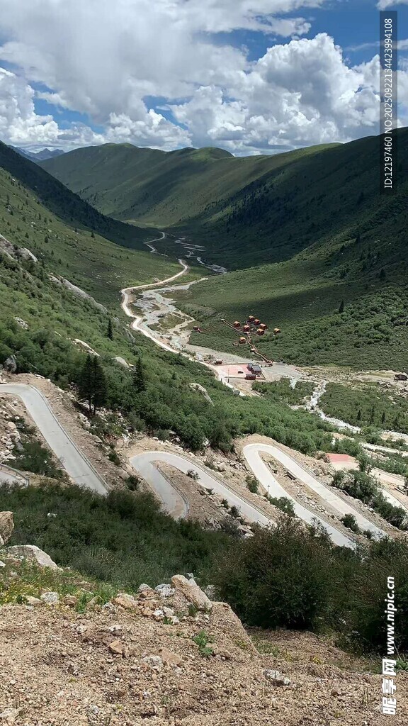 山间蜿蜒公路美景