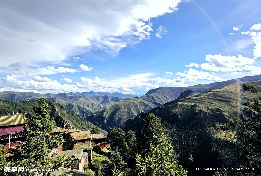 山间美景云雾缭绕的山谷