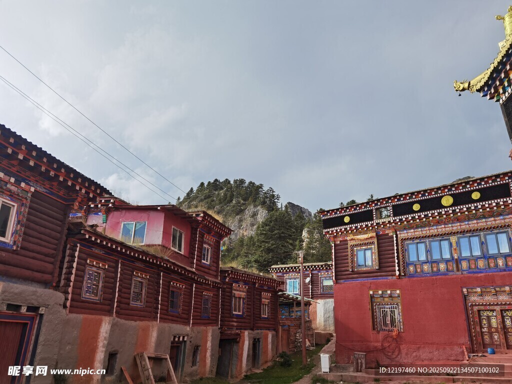 藏式红建筑风光