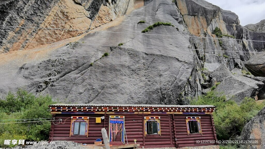 山间藏式小屋背靠峭壁