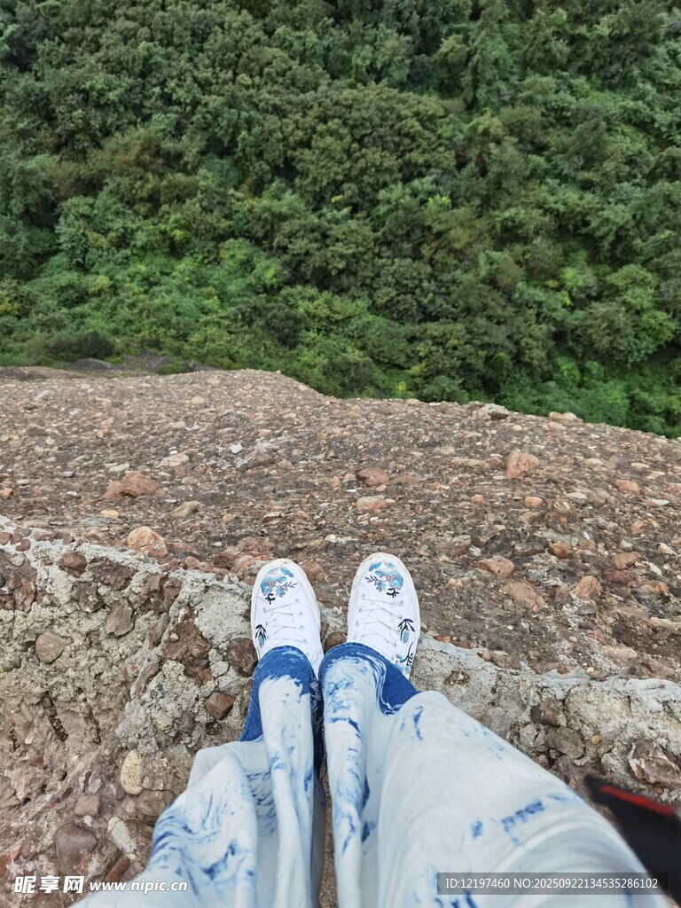 悬崖边的休闲一刻