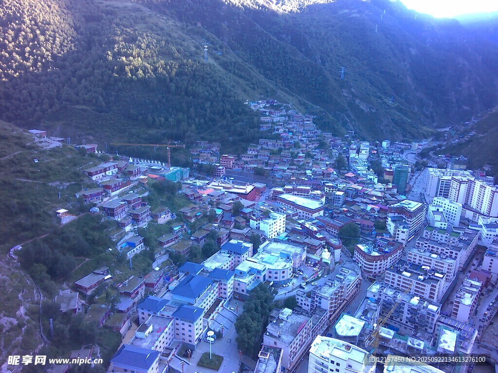 山间小城俯瞰美景