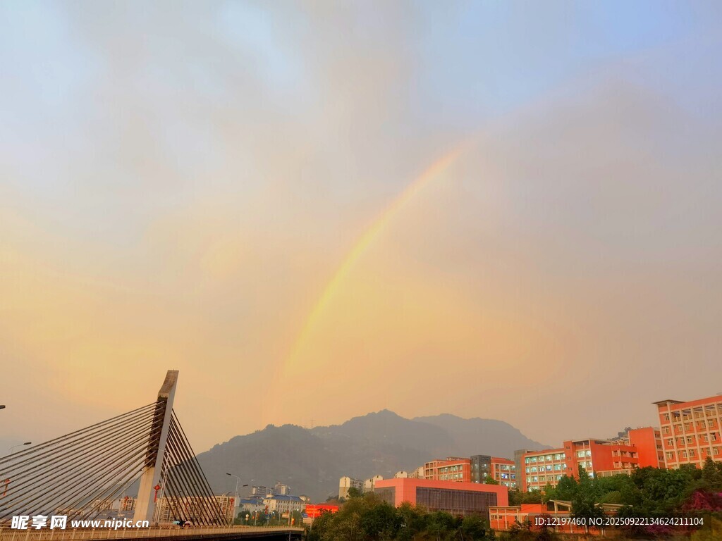 城市上空的绚丽彩虹