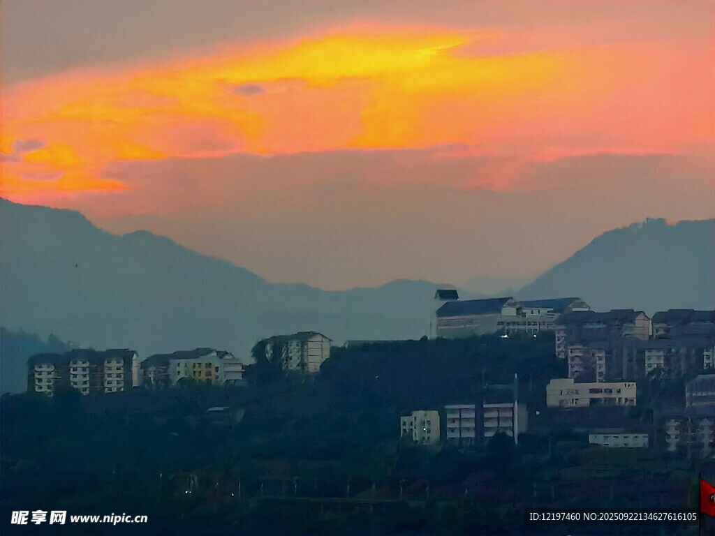 夕阳下的山城美景