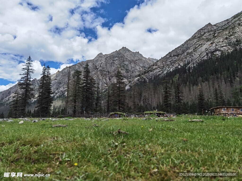 山间草地与巍峨山脉景观