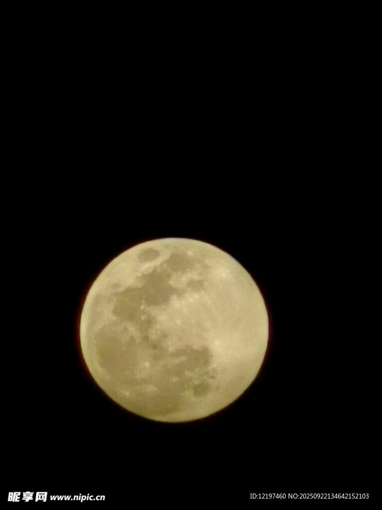 夜空中的满月